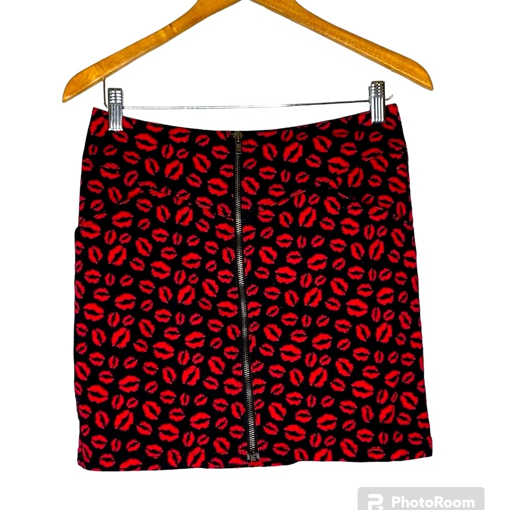 Divided by H&M Red Lipstick Pattern Front Zip Mini Skirt in Size 10